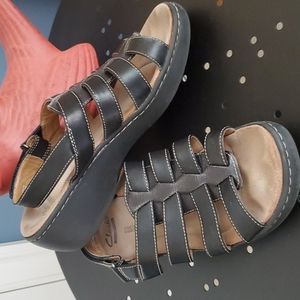 Clarks Black Sandals in Size 7